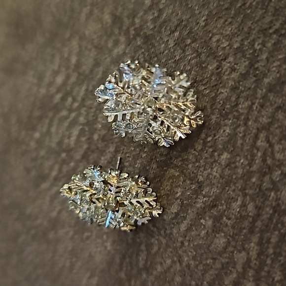 3/$30 VTG Silvertone Rhinestone Christmas Snowflake Post Earrings - Picture 4 of 5